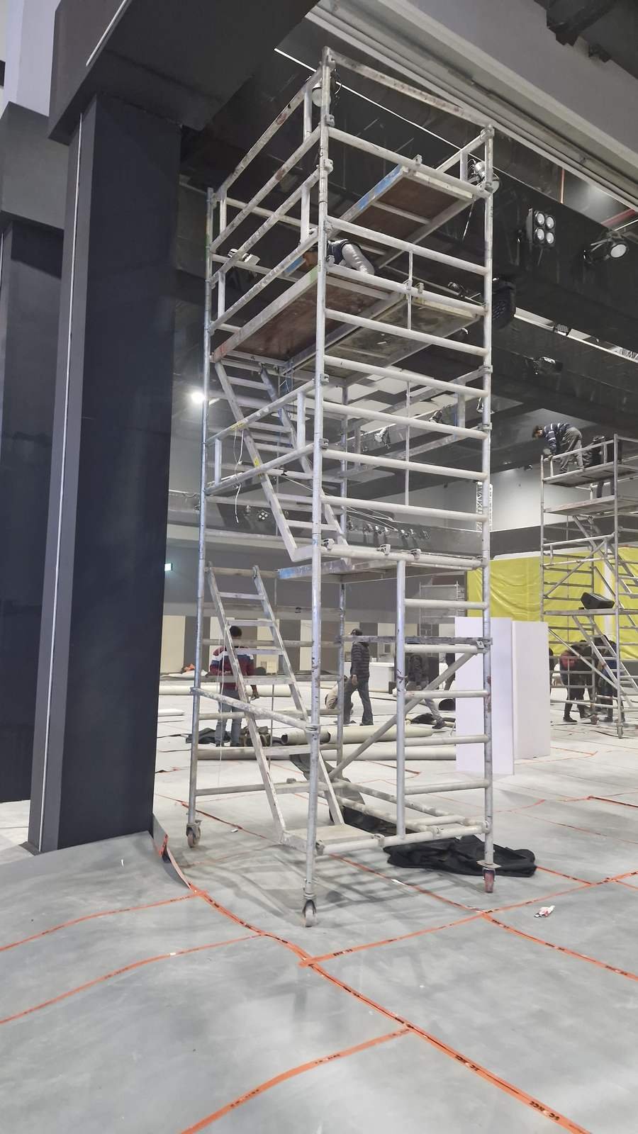 Aluminium mobile scaffolding for indoor and event work